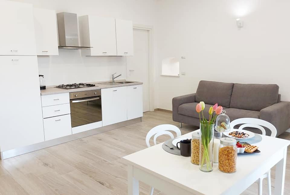 Four White Apartments อาเจโรลา ภายนอก รูปภาพ