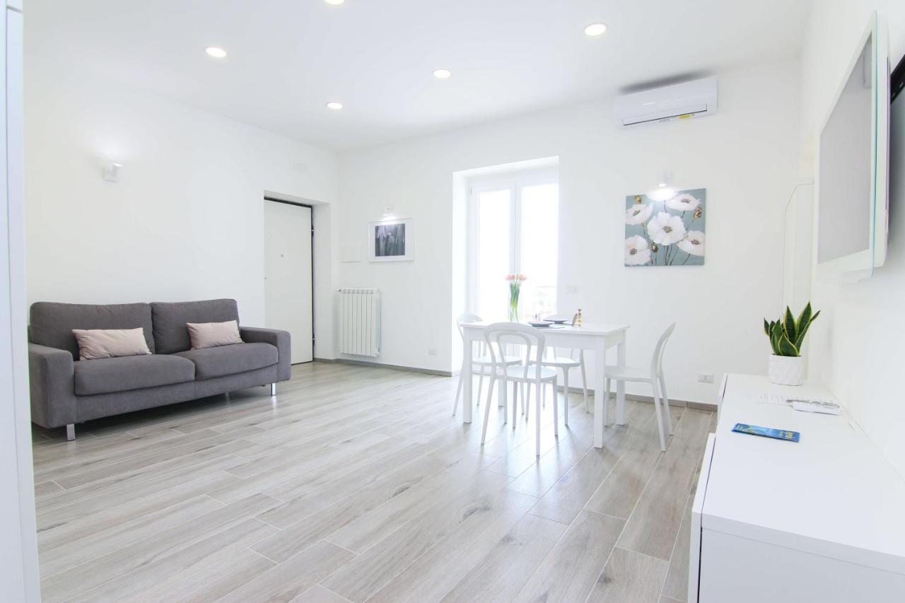 Four White Apartments อาเจโรลา ภายนอก รูปภาพ